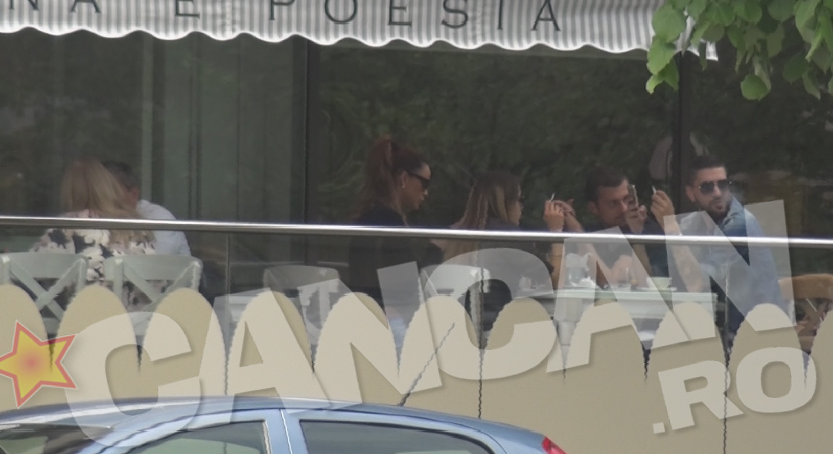 Tanarul misterios nu isi poate lua ochii de la Bianca