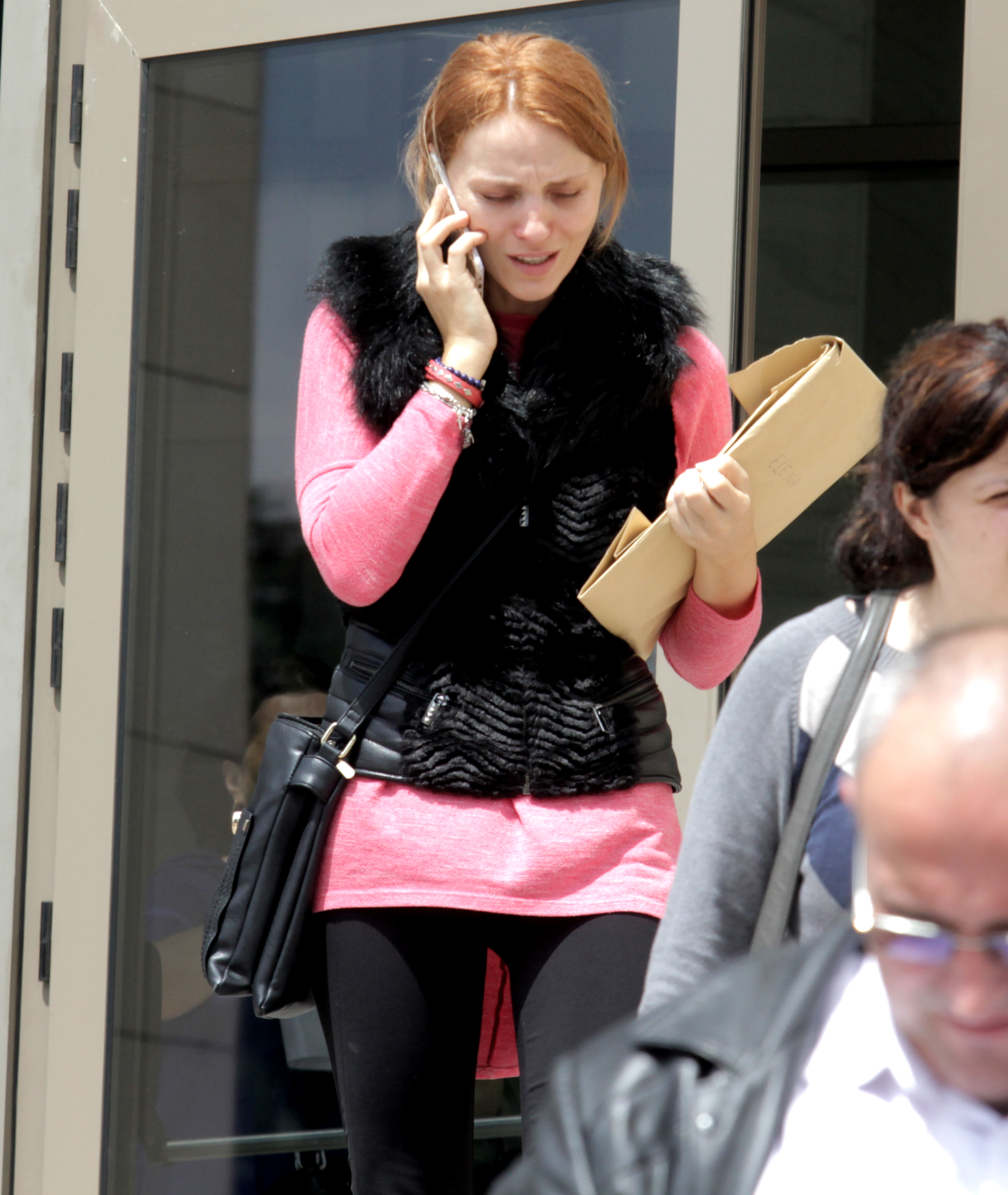 Elena a plans atat de mult, incat pare de nerecunoscut