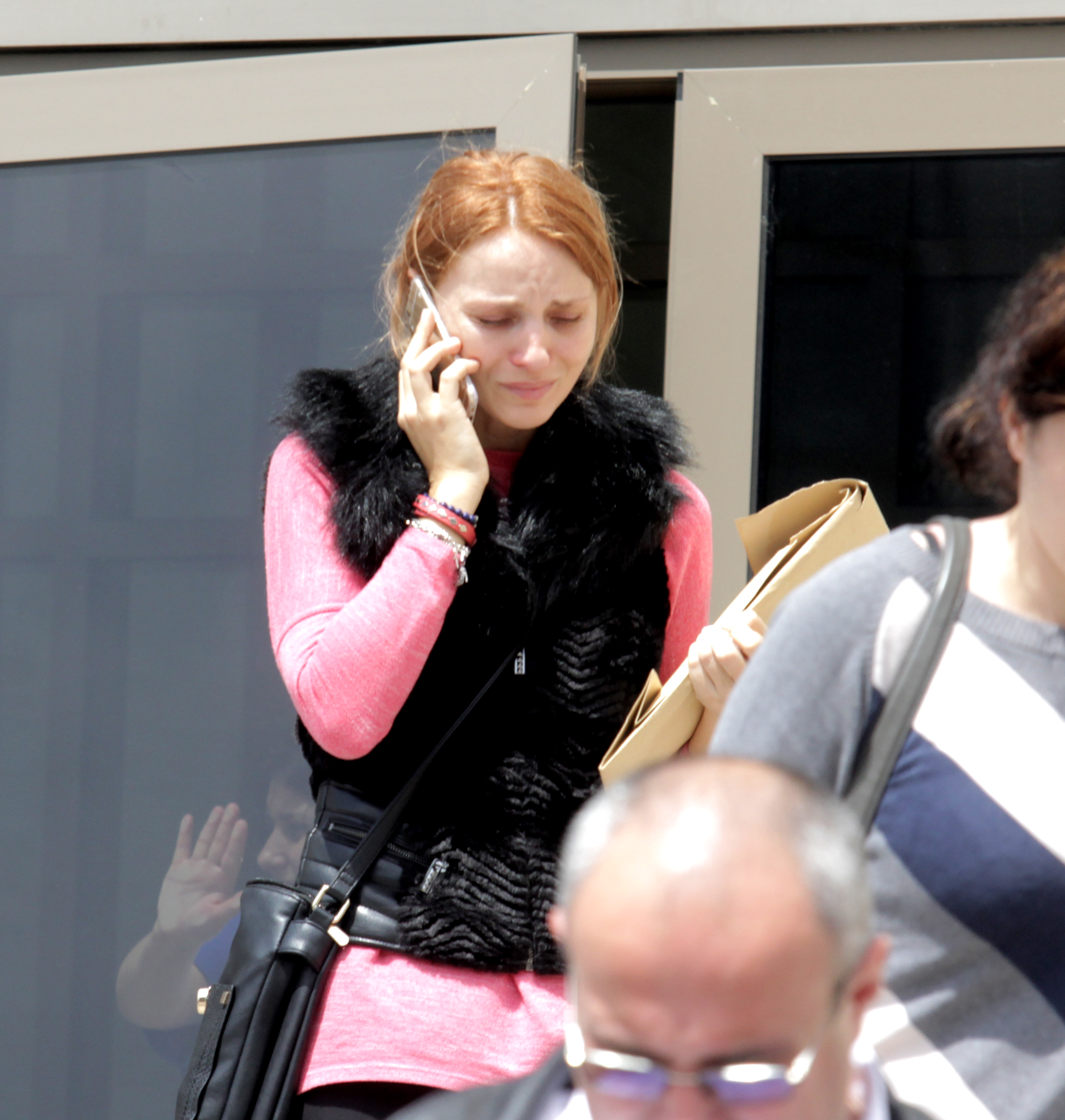 Elena a iesit plangand de la Tribunal, unde s-a intalnit cu avocatul