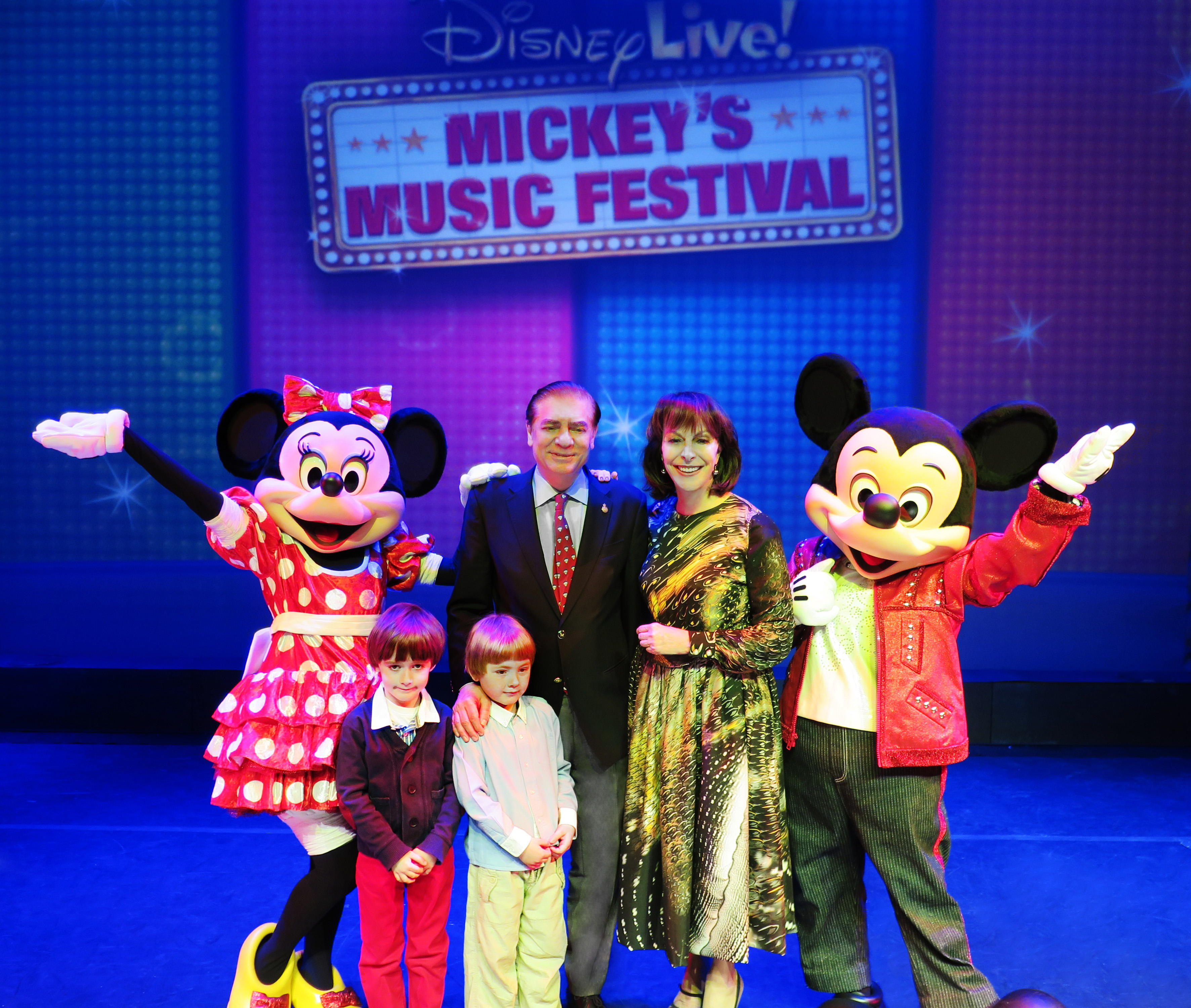 Familia Regala s-a fotografiat alaturi de eroii Disney