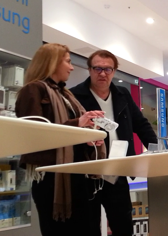 Gabriel Cotabita si-a scos cea mai noua cucerire la o plimbare in mall.