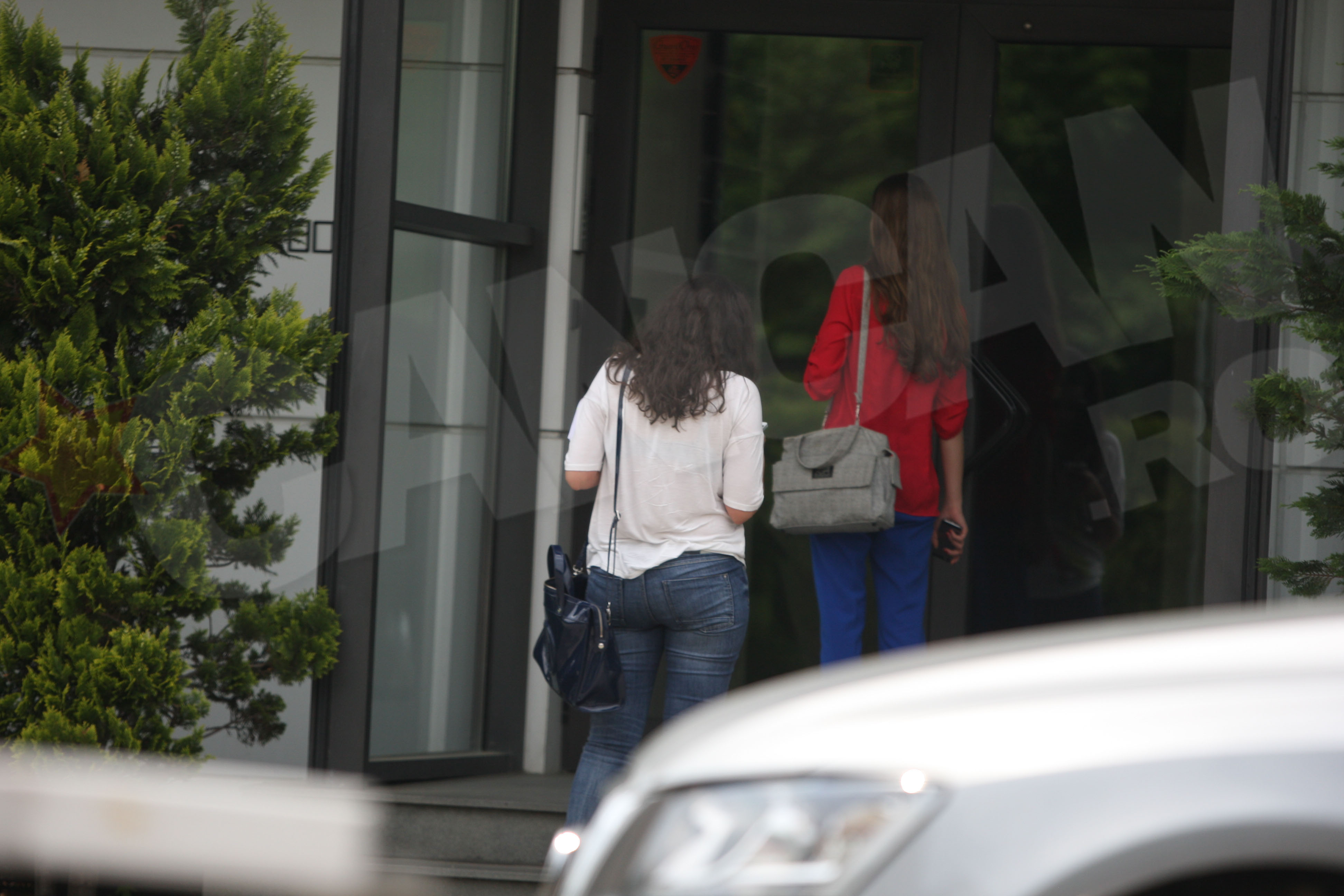 Ioana (foto stanga) era foarte ocupata cu telefonul mobil