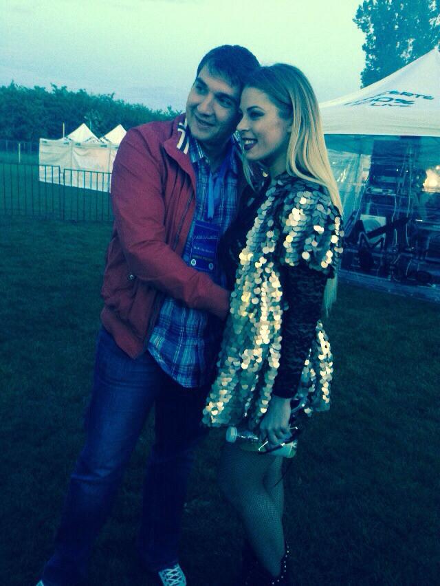 Roxana s-a fotografiat cu toti baietii aratosi, probabil pentru a-l face gelos pe fostul ei iubit