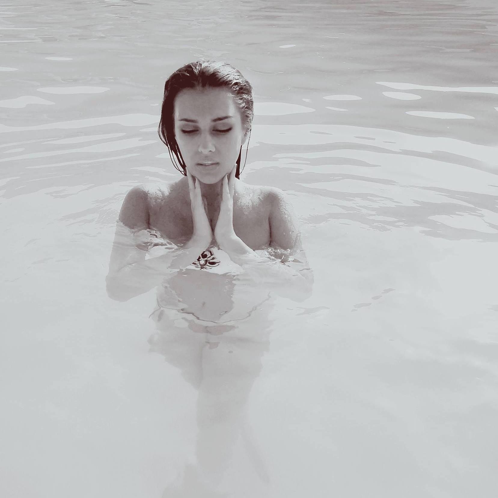 Solista se dezgoleste numai la piscina