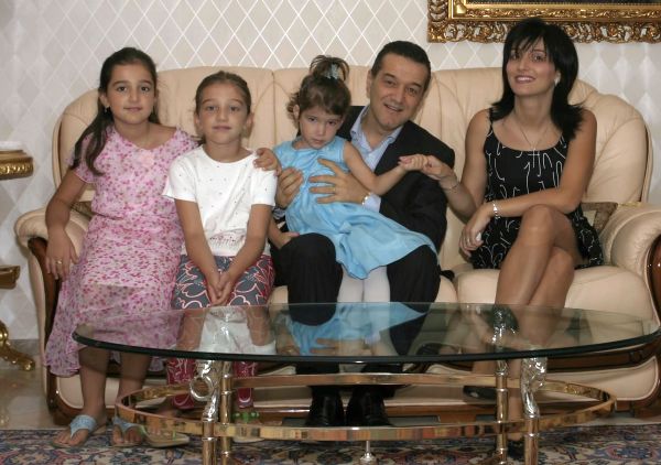 Gigi Becali alaturi de fetele lui (Teodora, Alexandra si Cristina) si Luminita, sotia sa