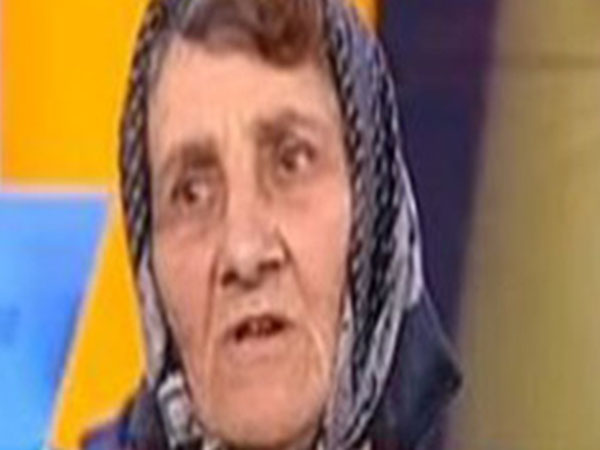 Ea este mama nturala a Marioarei, alerfgata prin cimitir de rudele mamei adoptive