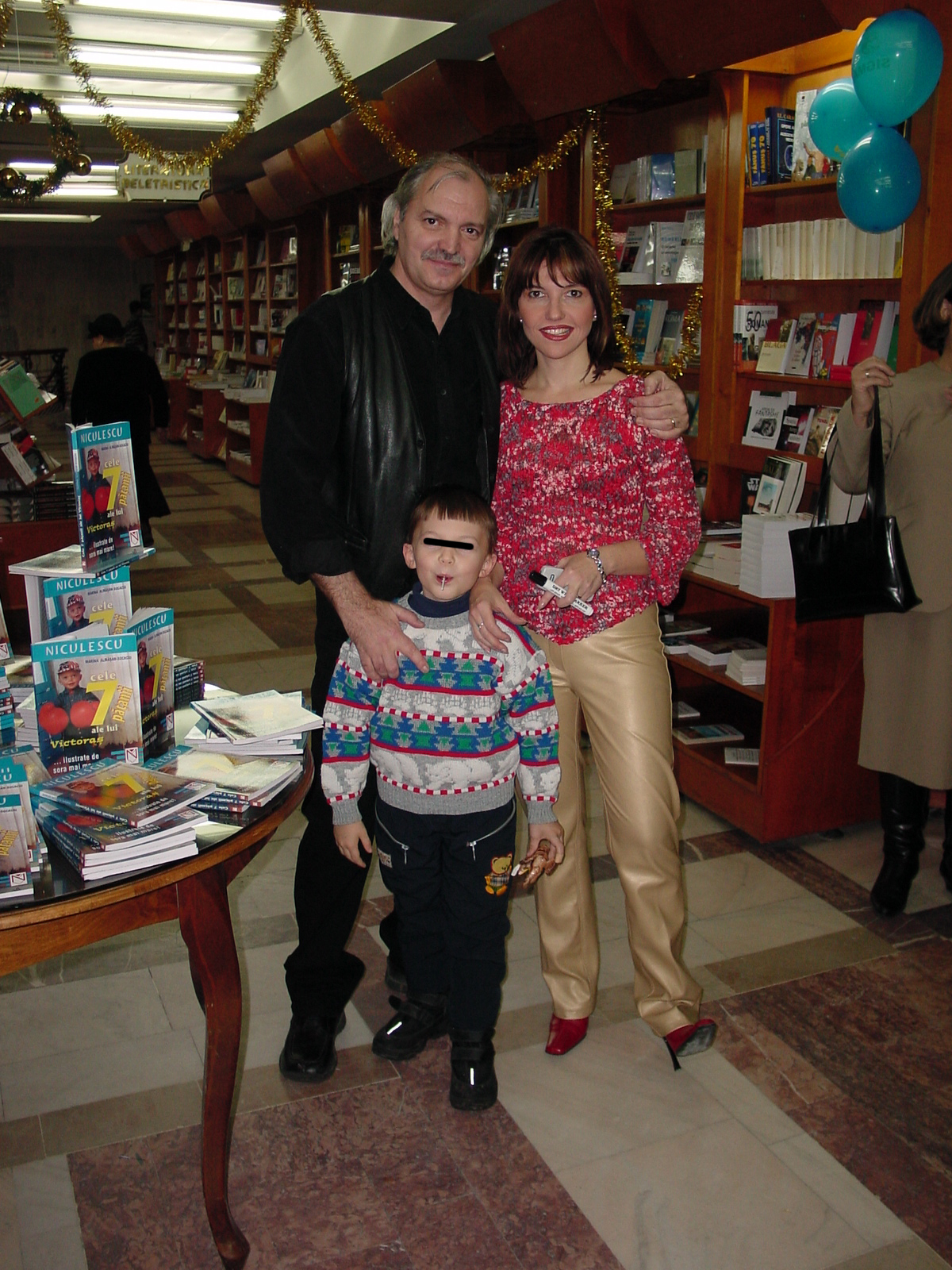 Pe vremea cand avea formau inca o familie fericita, Victor Socaciu, Marina Almasan si Victoras jr zambeau aparatelor de fotografiat