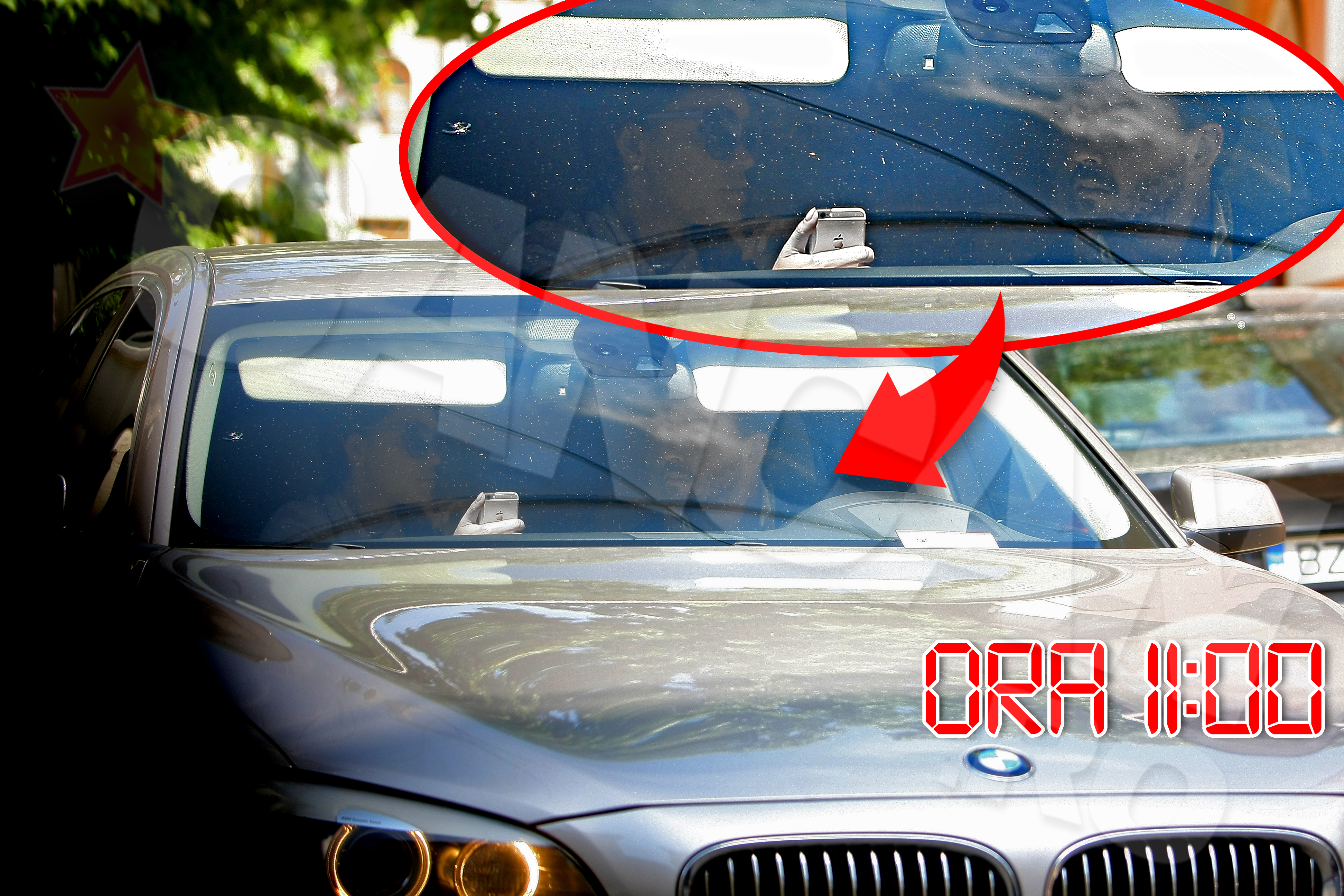 Cei doi afiseaza un zambet larg pe fata si par foarte fericiti