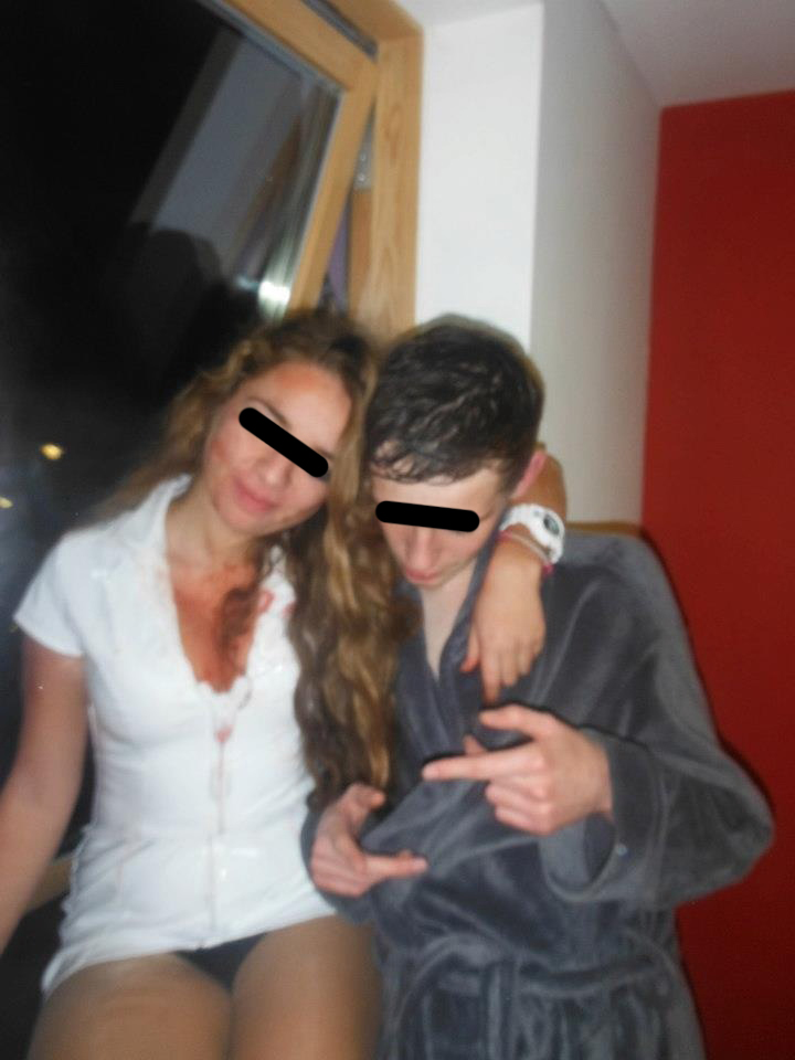 Rebecca, imbracata sumar si plina de ruj, la o petrecere