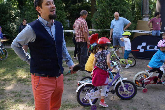 Actorul si-a scos copiii in parc