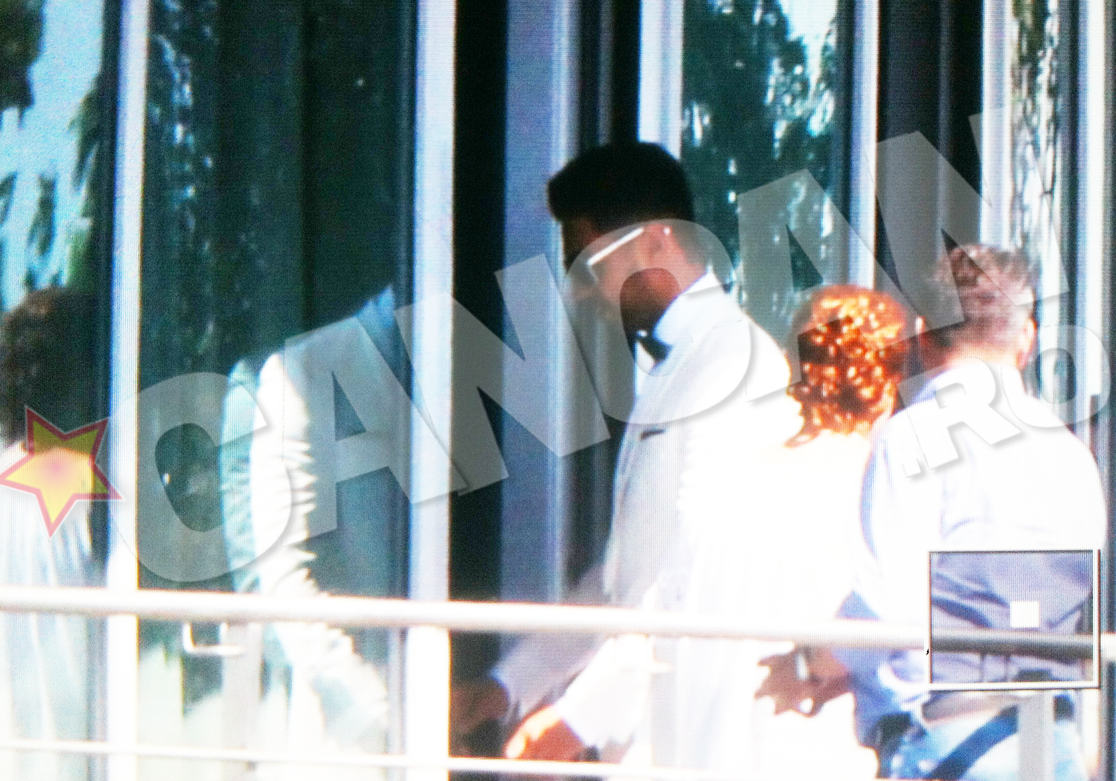 Sorin se plimba agitat prin casa