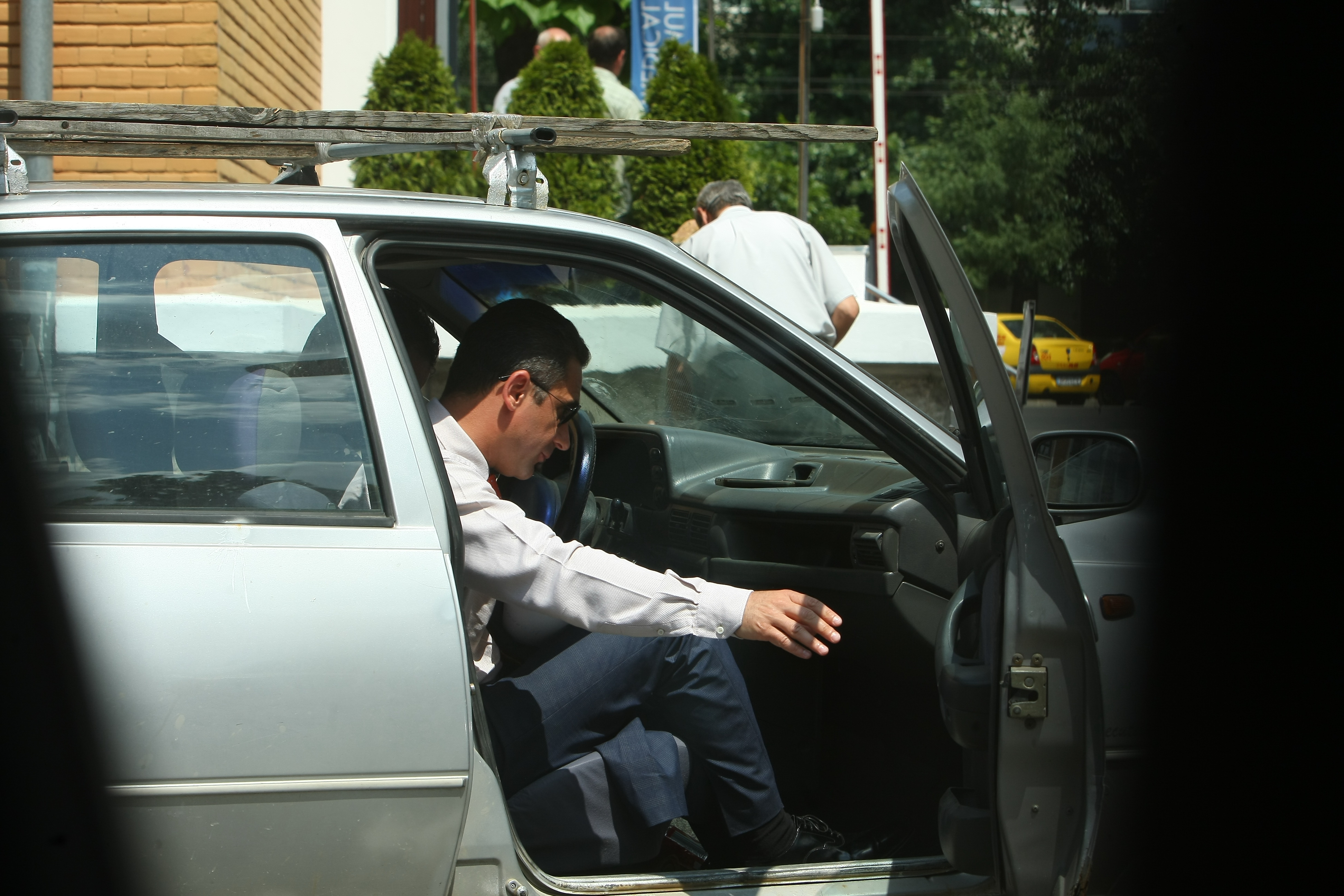 Desi are sute de mii de euro, Fatu se plimba prin oras intr-o masina veche si ruginita