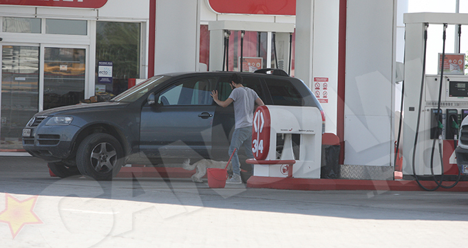 Interpretul i-a cu grija patrupedul