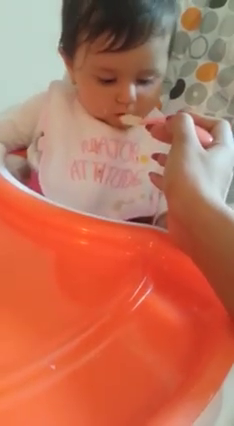 Anais manaca pe melodiile mamei sale