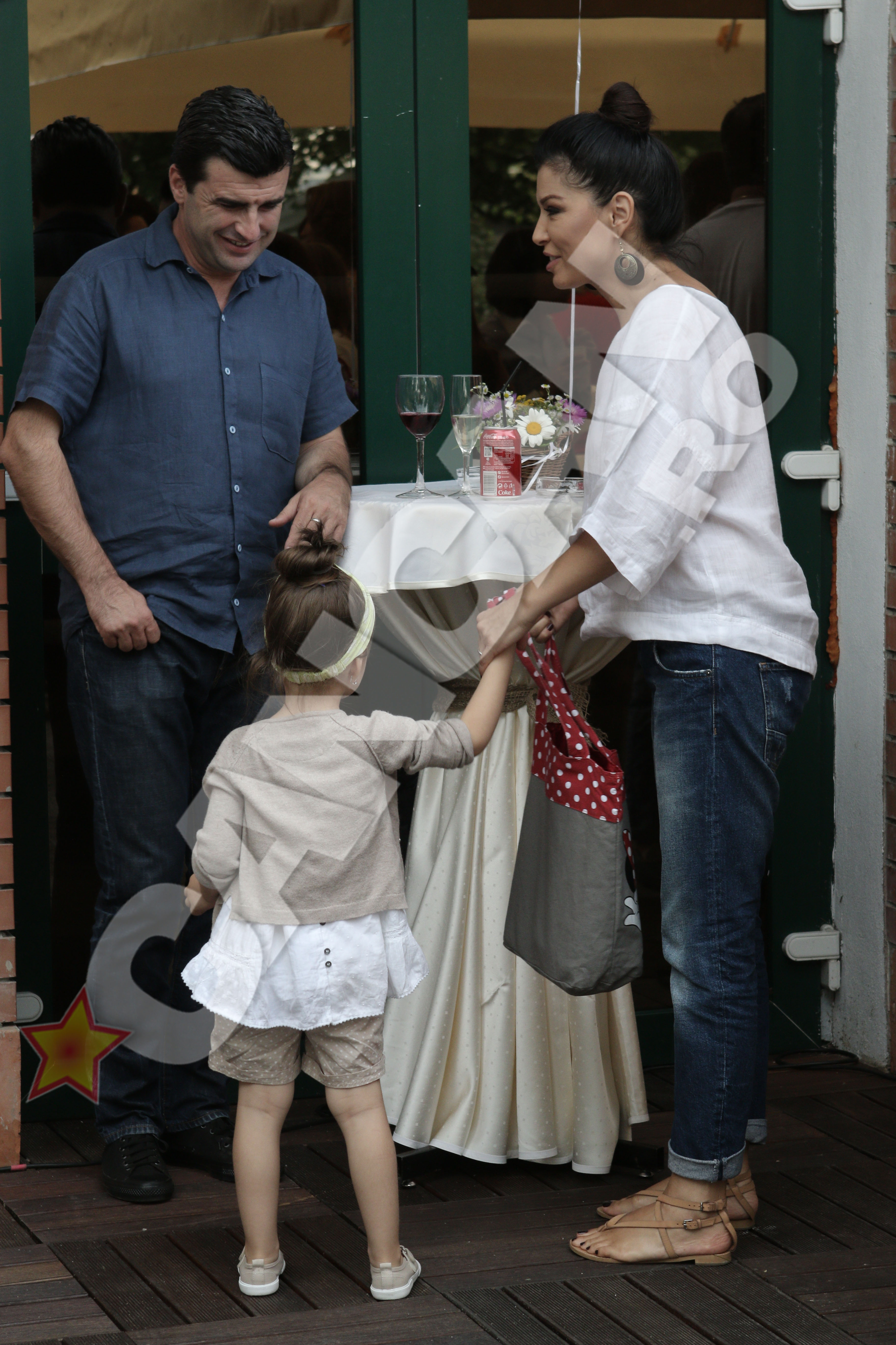 Simona radiaza in preajma familiei