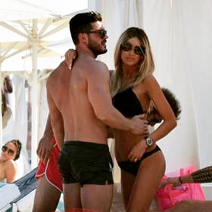 Biancai i se vede burtica mai proeminenta in aceasta poza, iar fanii sunt convinsi ca e insarcinata