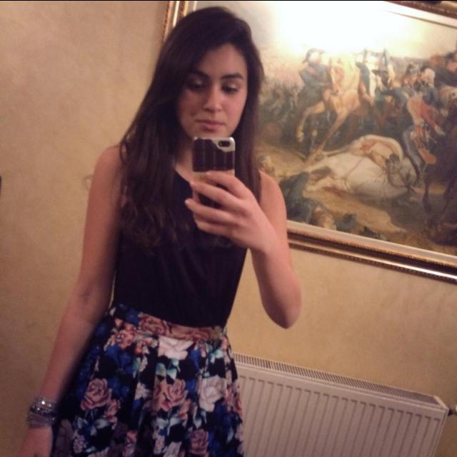 Fiica mijlocie a lui Dumitru Sechelariu este ceva mai cuminte in vestimentatie decat sora sa mai mare