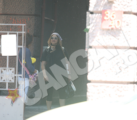 Artista sta de vorba cu o vecina