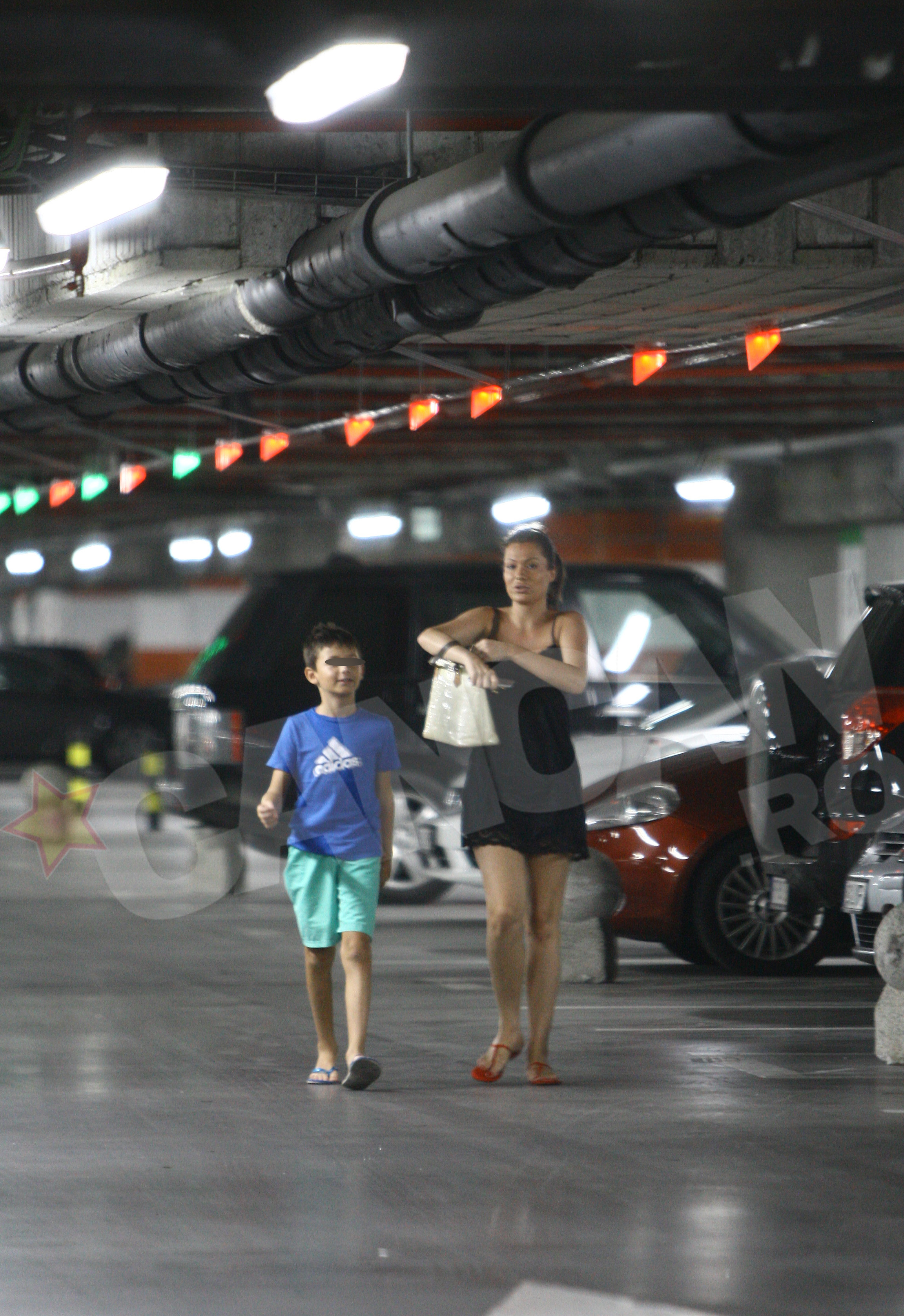 Un pustti a insotit-o in mall