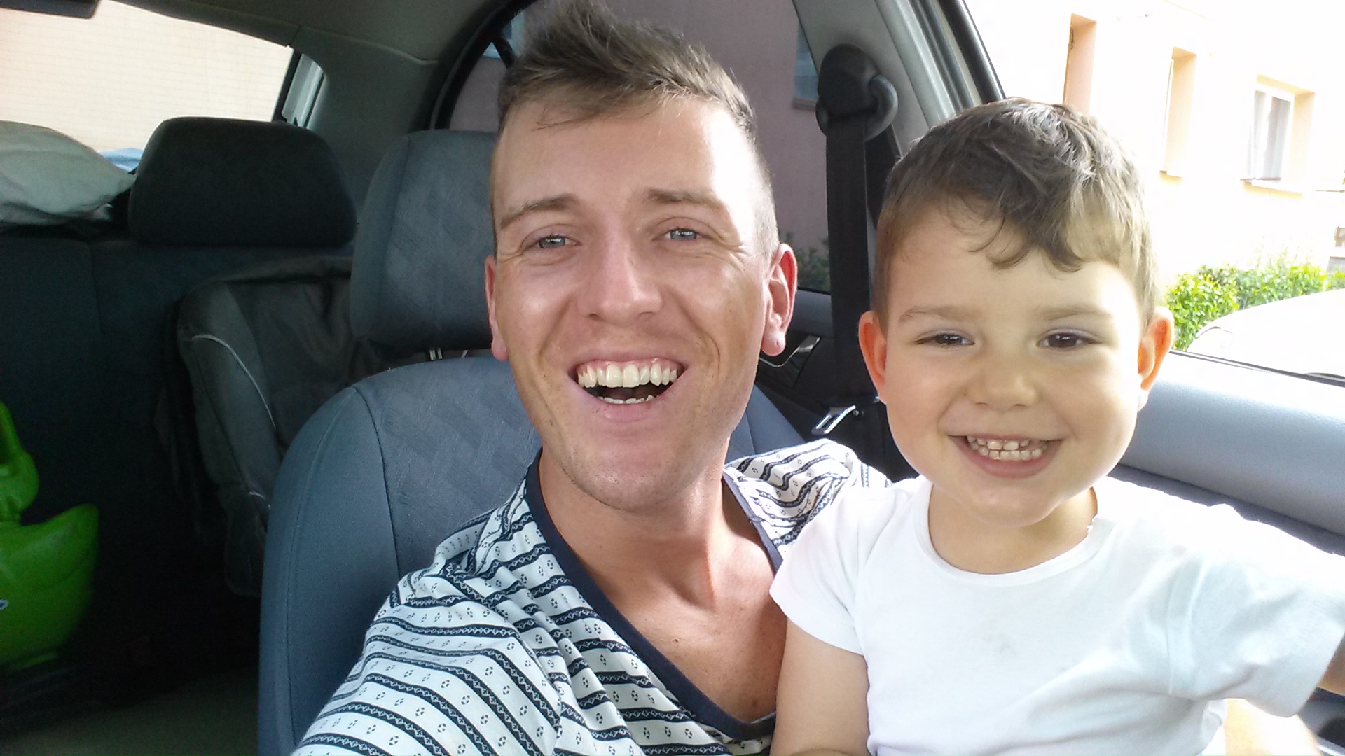 Ionut alaturi de baietelul lui