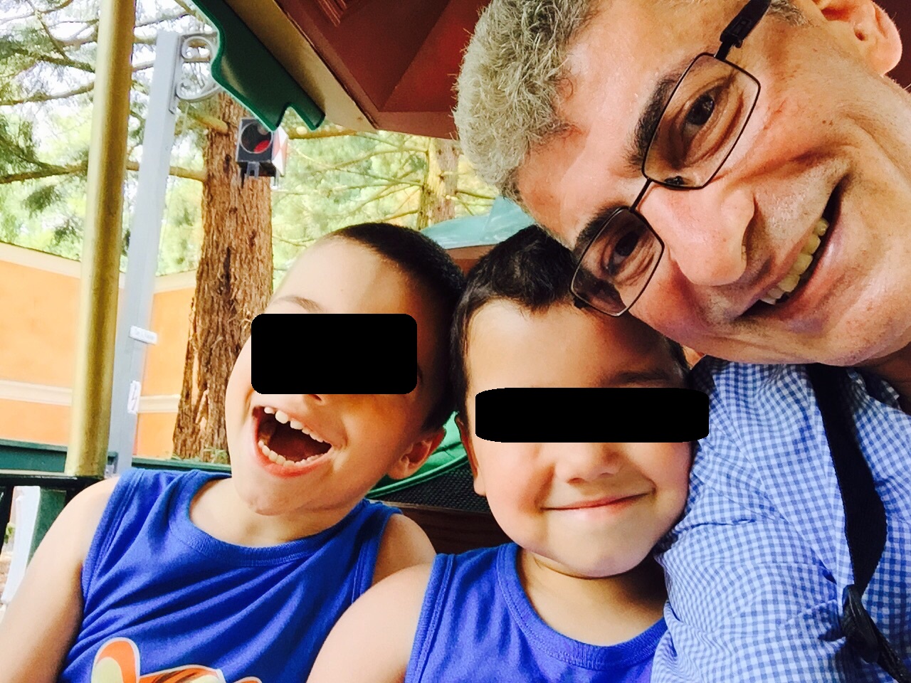 In timp ce fosta sa sotie plimba cainele, Prigoana se distreaza de minune alaturi de cei mici