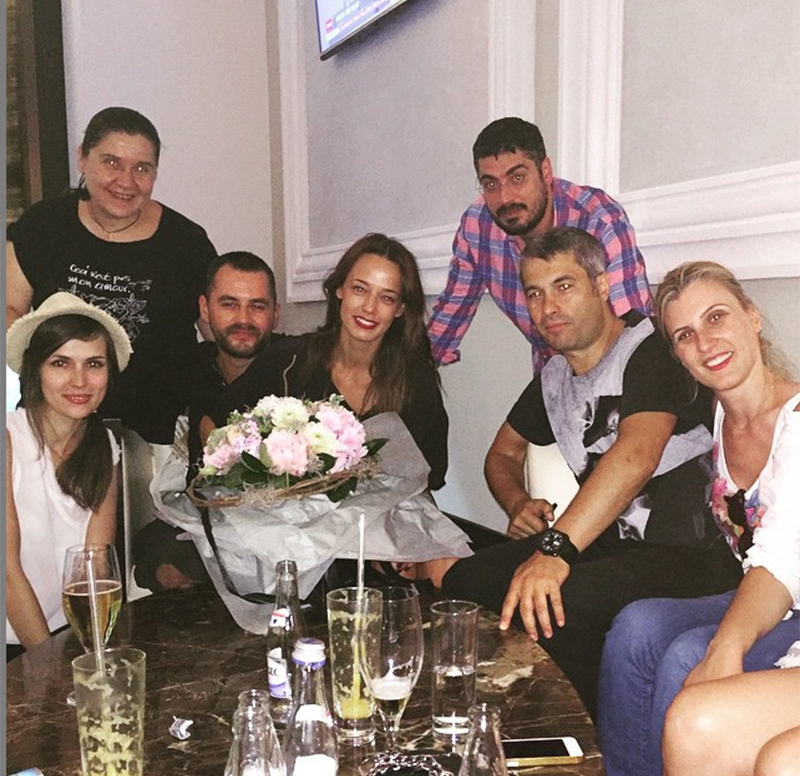 Monica a refuzat sa apara in pozele de la ziua Andreei, motivand ca nu e intr-o stare prea buna