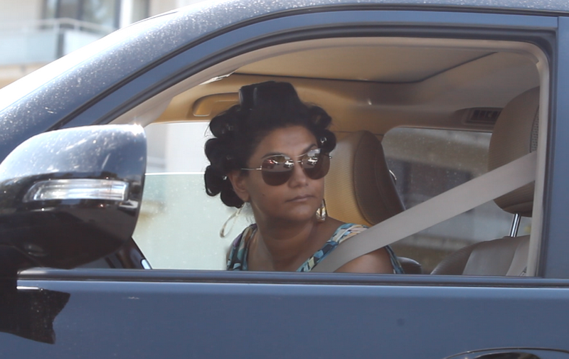 Aflata in masina, sotia lui NAe Nicolae s-a uitat sistematic in spate