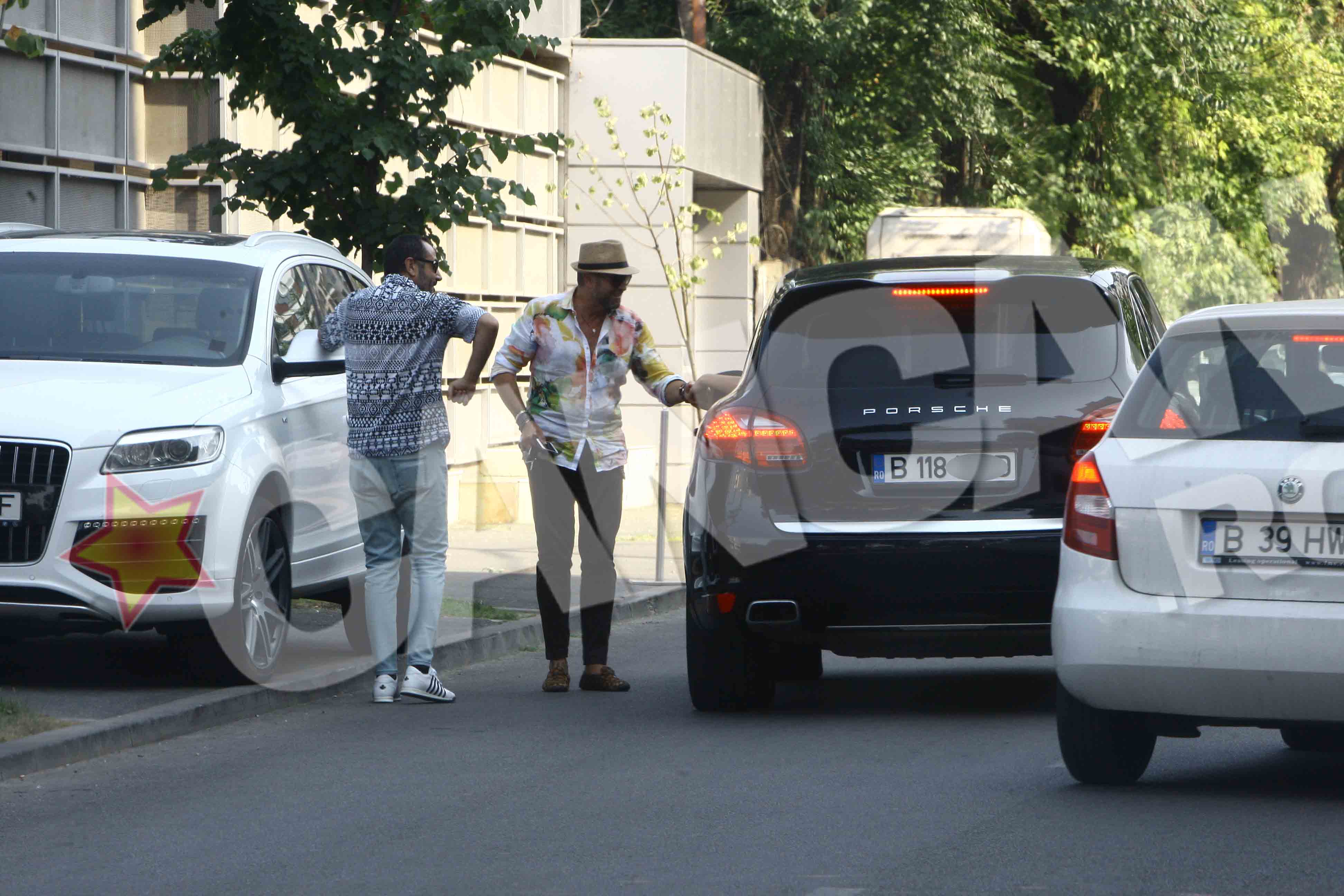 Cei doi se sorb din priviri