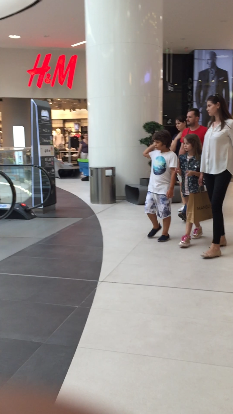 Monica s-a distrat de minune alaturi de fiica ei si de un alt baietel