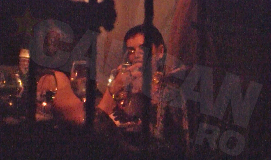 Monica a ciocnit un pahar de vin cu amicele ei