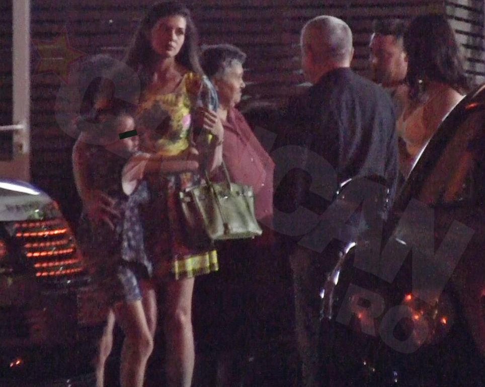 Micuta si-a strans mama in brate, printre suspine de plans