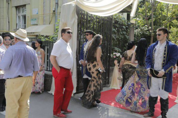 Invitatii s-au intrecut in tinute la nunta din Timisoara
