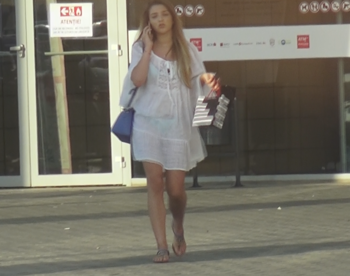 Alexandra a vorbit in permanenta la telefon