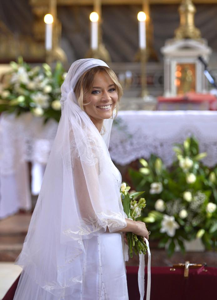 Rochia de mireasa a blondei.