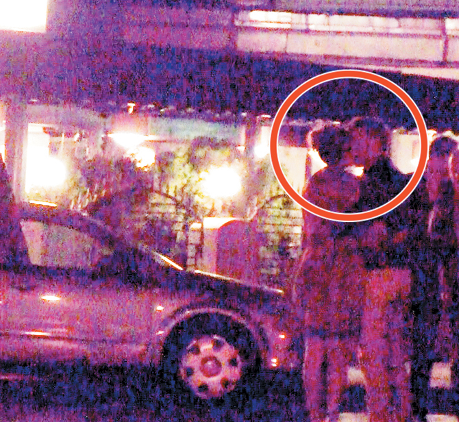 Fostul sot al Alinei Puscas in timp ce se saruta cu amanta.