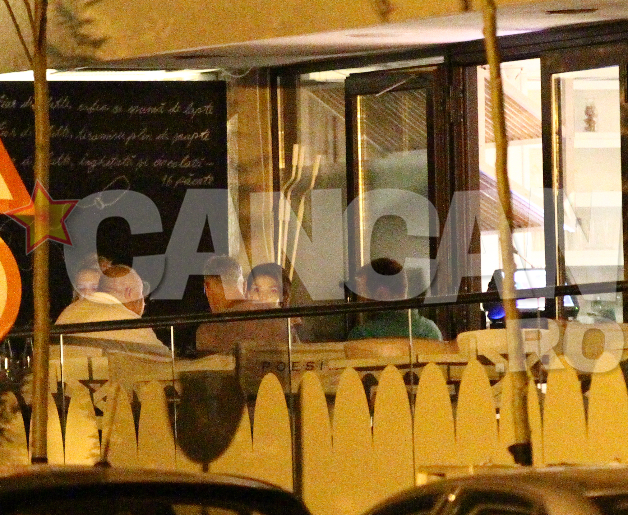 Vedeta alaturi de iubit si de mai multi prieteni.