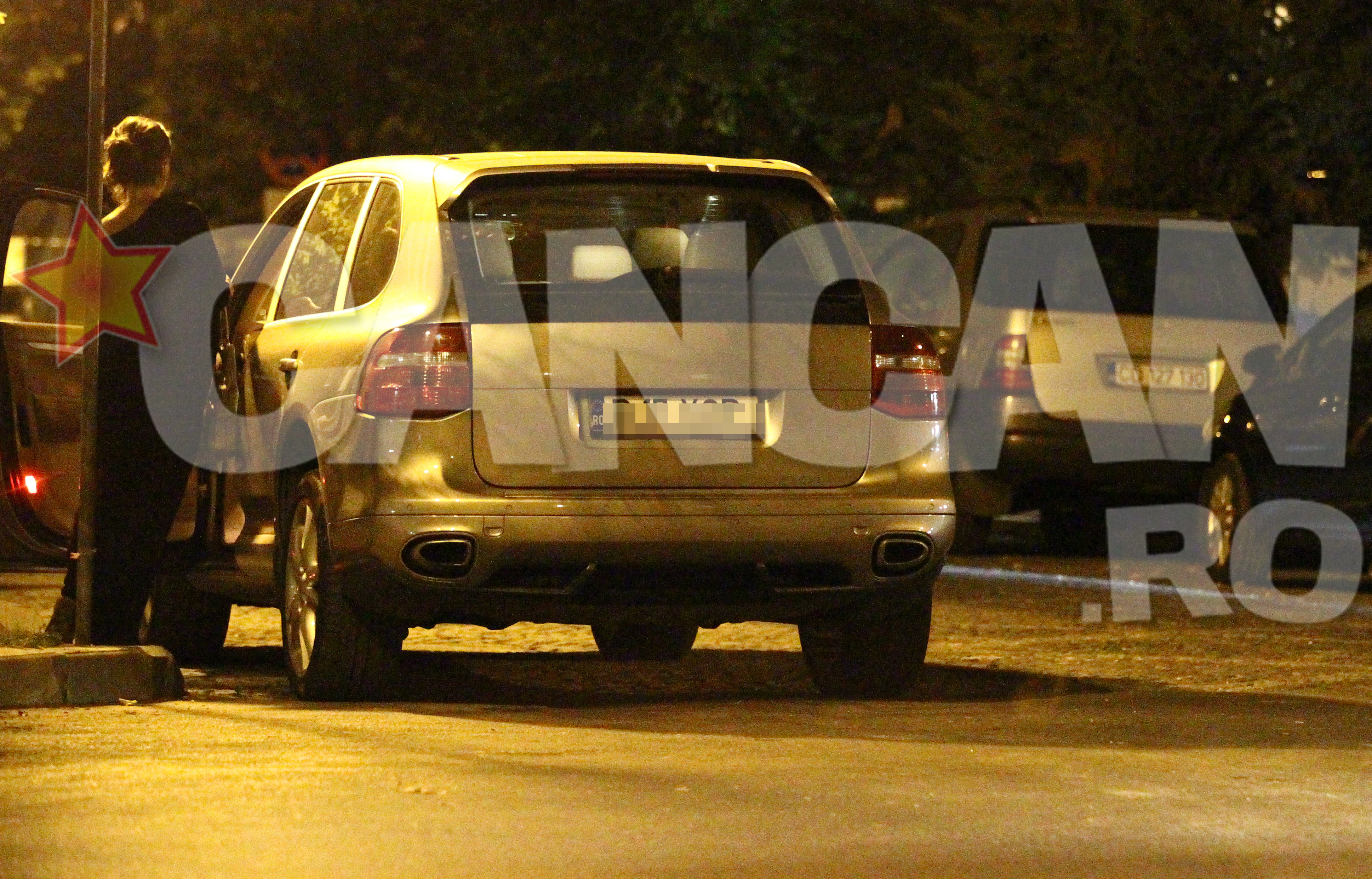 Vedeta se urca in masina pentru a se indrepta spre casa.