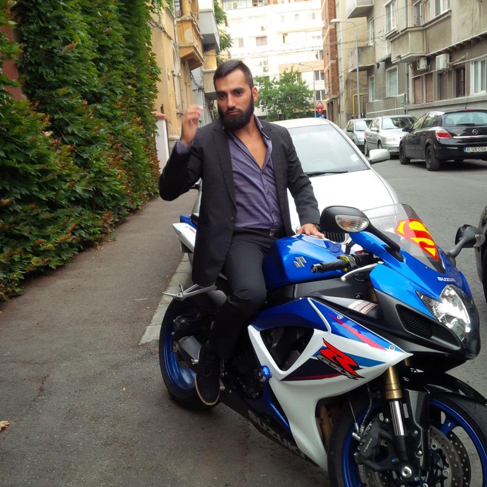 Roxana a stat in gatul tanarului Zarma Carlos Rafael.