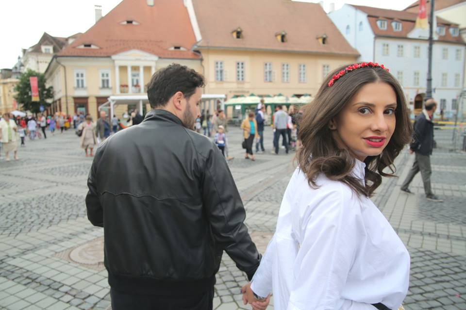 Vedeta este foarte fericita.