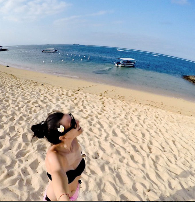 Vedeta si-a pus o floare in par.