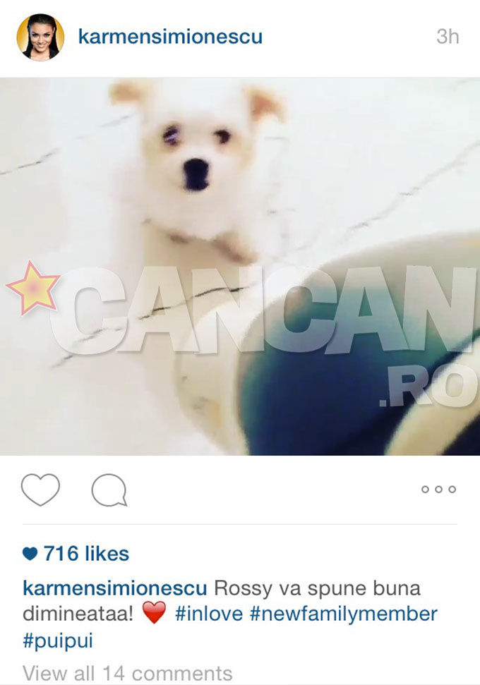 Tanara se bucura de cadou.