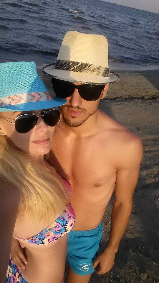 Blonda alaturi de actualul iubit.