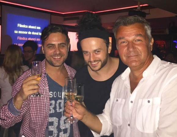 Vedeta cu un pahar de sampanie in mana.