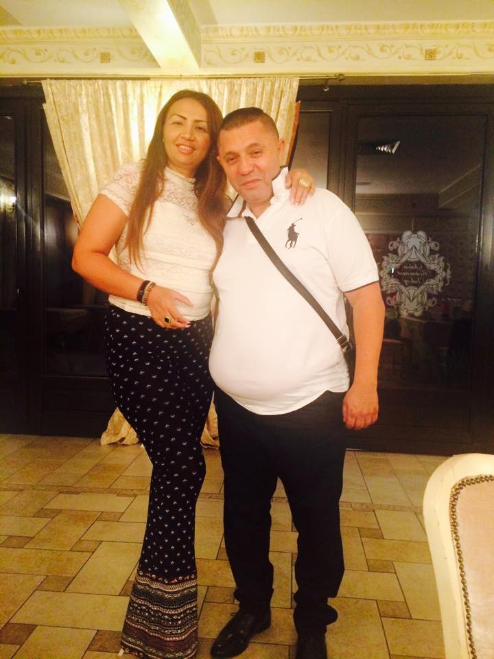 Asteapta un copil cu Flori, dar se intalneste cu Narcisa.