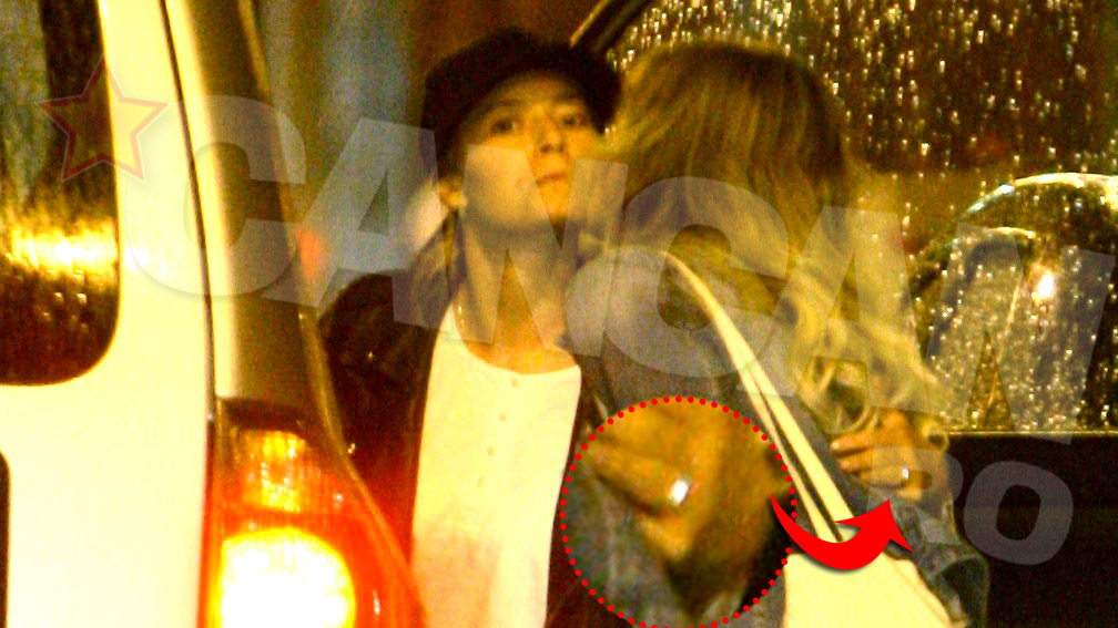 Blonda poarta verigheta cu mandrie