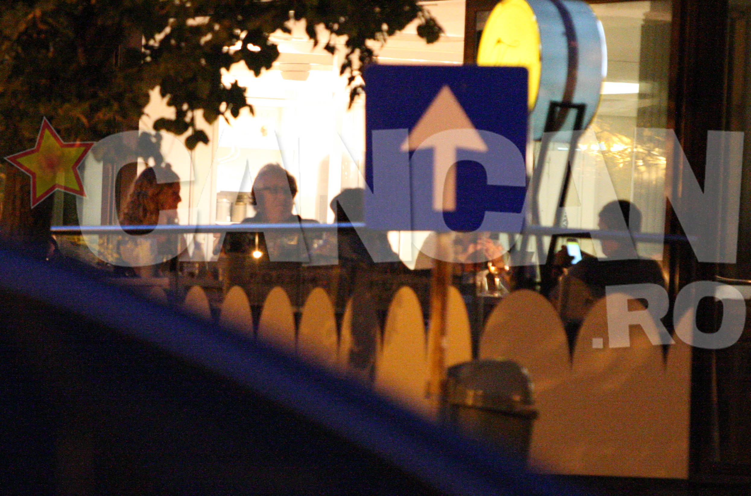 Tandarica, la terasa, alaturi de doua persoane a sexului frumos.