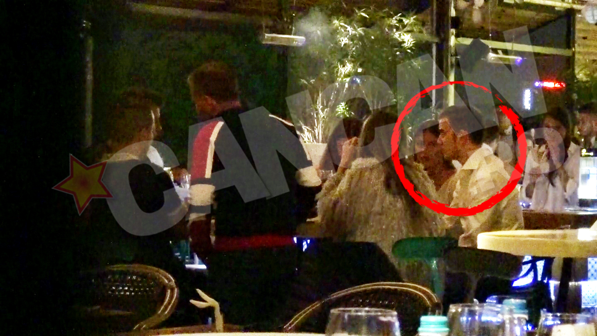 Baiatul de bani este extrem de atent cu iubita lui