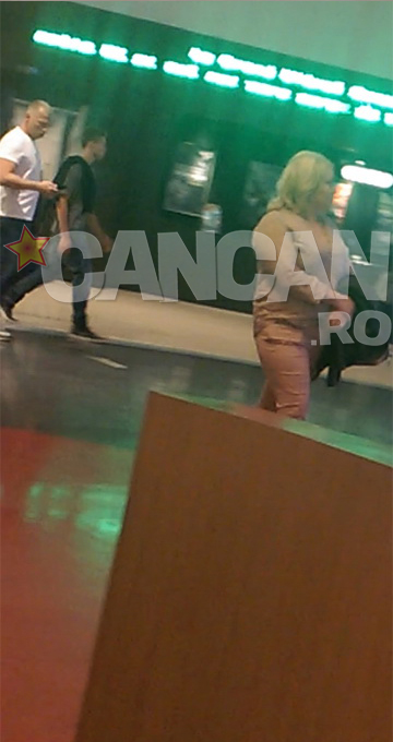 Blonda are o bluza pe mana