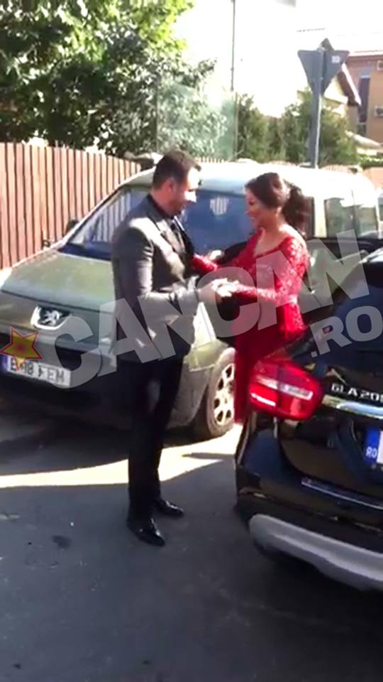 Nasa Andra a imbracat o rochie de culoare rosie