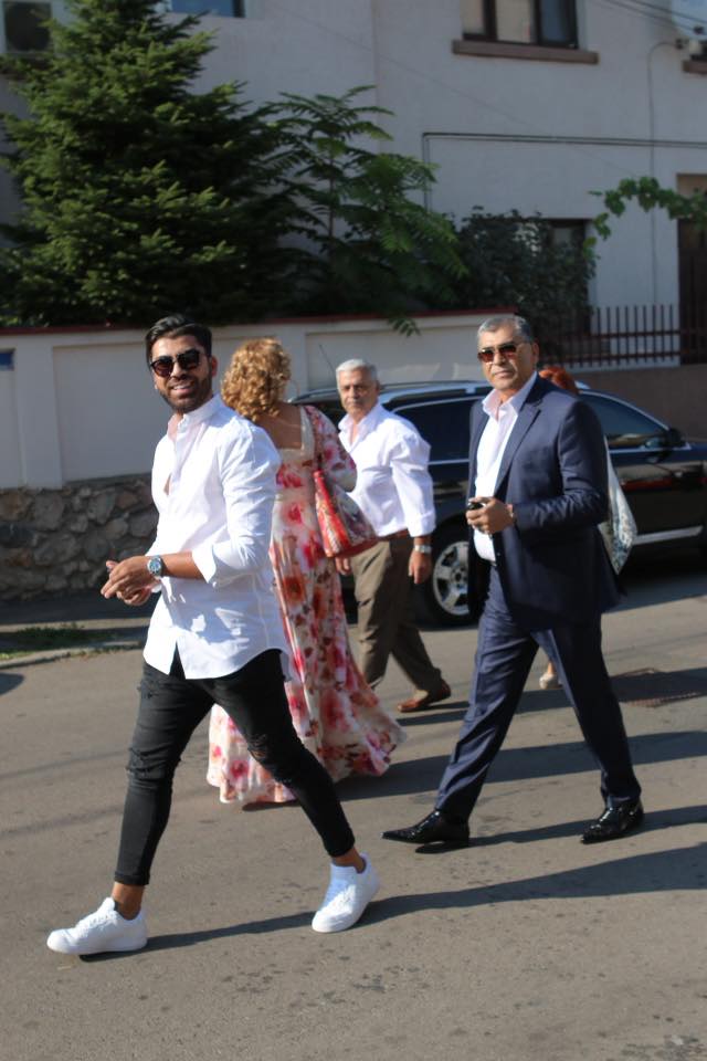 Fratele Ralucai Pastrama a ales o tinuta noncoformista